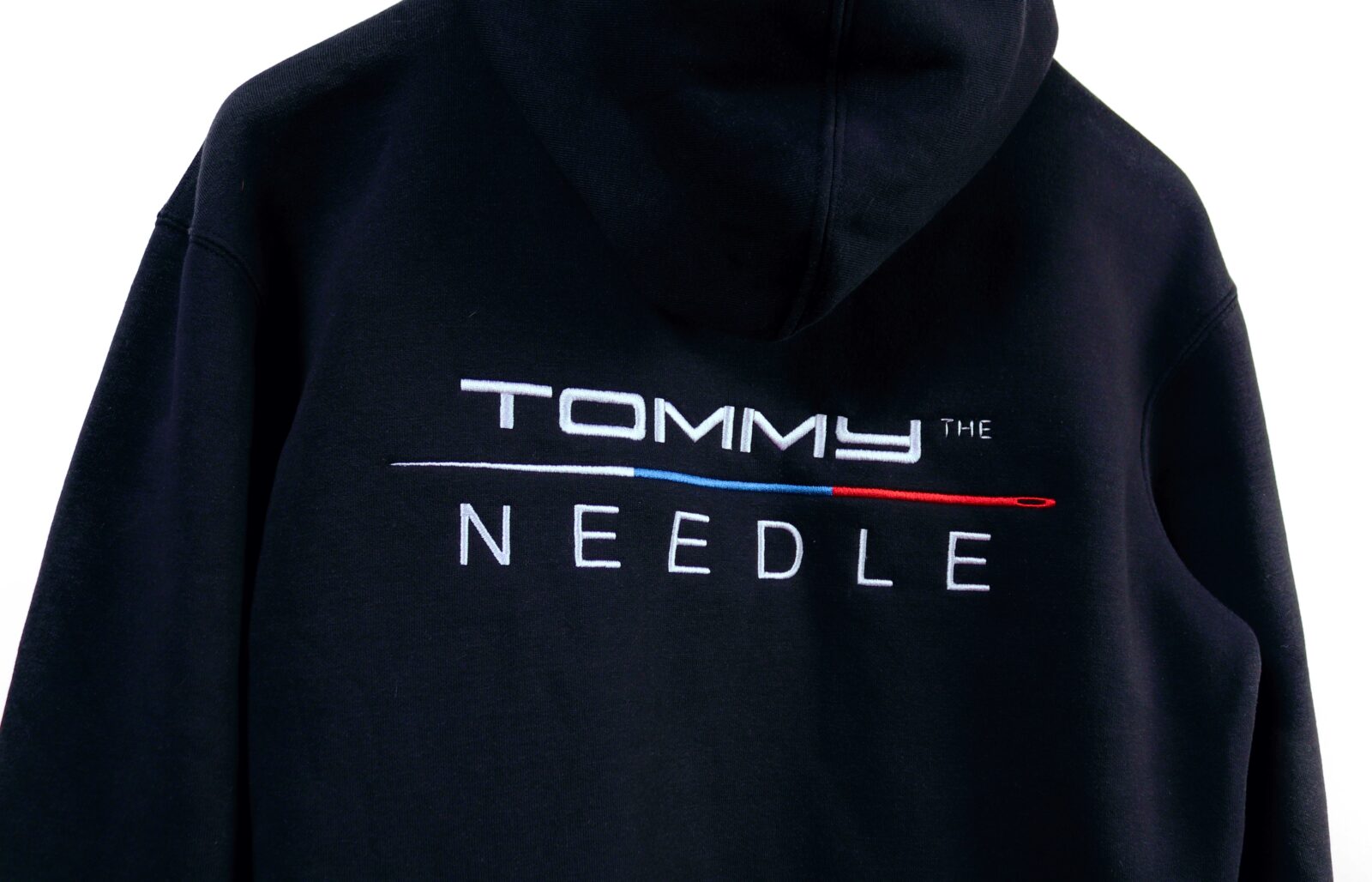 Výšivka na mikinu TommyNeedle